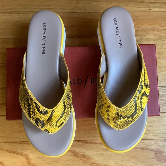 Donald Pliner Leaane Leather Patent Snake Embossed Thong Sandal Yellow SZ 9.5 - Picture 3 of 15